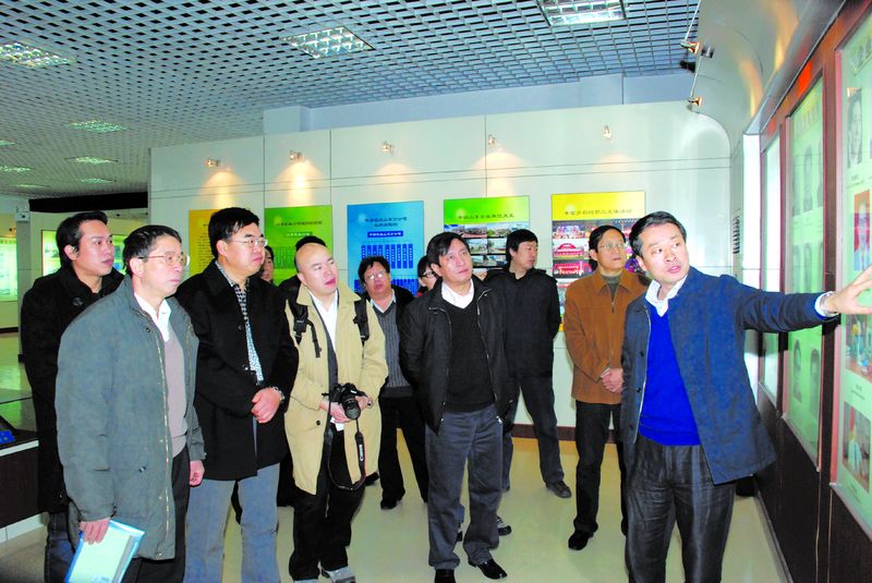 山東鋁業(yè)公司黨委書記尹雪春向記者們介紹該公司的創(chuàng)業(yè)史。