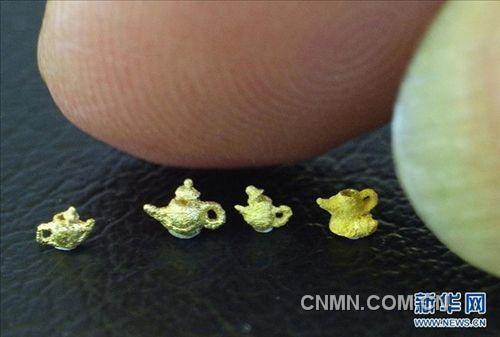 這是陳逢顯雕刻的“黃金茶壺”，每只壺尺寸約為0.2厘米（11月23日攝）。