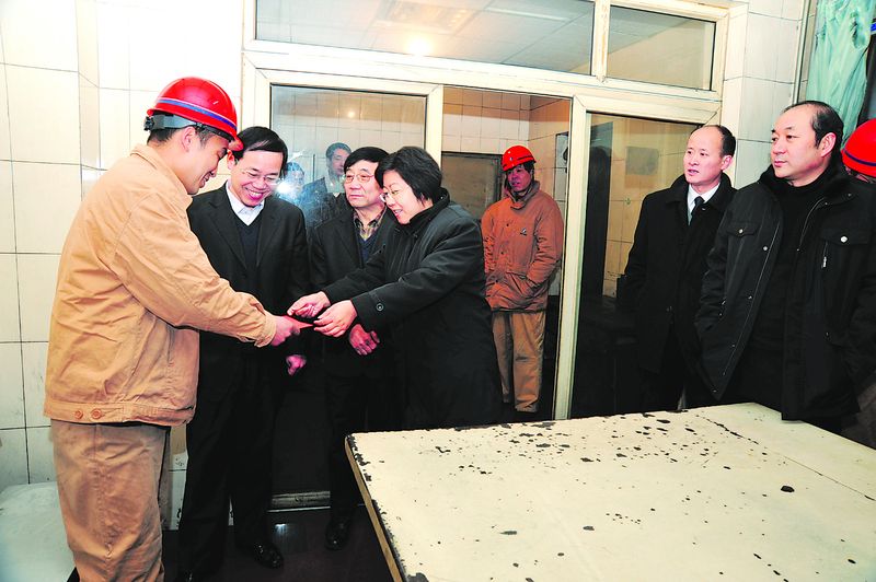 春節(jié)將至，中鋁鄭州企業(yè)領導非常關心勞模和困難職員工的生活。日前，中鋁鄭州企業(yè)協(xié)調(diào)委員會主任、中鋁河南分公司總經(jīng)理喬桂玲一行來到生產(chǎn)一線進行節(jié)前慰問，送上了組織的溫暖和關懷。圖為喬桂玲（左四）親手把慰問金送到市級勞模、碳素廠員工高彥紅（左一）手中。