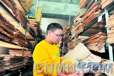 張立的報紙庫如同舊報資料室，這一“懷舊產(chǎn)業(yè)”為他淘來每月近萬元的收入。