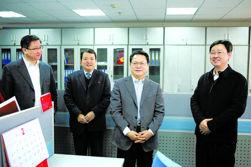 2月16日，中組部干部五局局長(zhǎng)高選民、副局長(zhǎng)石軍一行到創(chuàng)先爭(zhēng)優(yōu)聯(lián)系點(diǎn)中國(guó)鋁業(yè)公司，并深入中鋁國(guó)際貿(mào)易有限公司，通過(guò)考察黨支部活動(dòng)室、創(chuàng)先爭(zhēng)優(yōu)活動(dòng)展板，與基層黨員座談等形式，了解基層黨組織創(chuàng)先爭(zhēng)優(yōu)活動(dòng)開(kāi)展情況，對(duì)中鋁公司創(chuàng)先爭(zhēng)優(yōu)活動(dòng)進(jìn)行現(xiàn)場(chǎng)點(diǎn)評(píng)。中鋁公司黨組書(shū)記、總經(jīng)理，創(chuàng)先爭(zhēng)優(yōu)活動(dòng)領(lǐng)導(dǎo)小組組長(zhǎng)熊維平主持點(diǎn)評(píng)會(huì)。