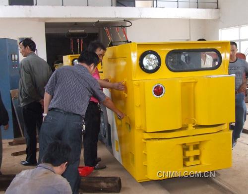　　兩張加長型的大卡車9月21日中午緩緩駛?cè)胨傻V動力運輸車間新調(diào)車場，經(jīng)過工作人員卸載、安裝，松礦首次引進的兩輛20噸變頻調(diào)速電機車就此落戶1360平臺。隨著20噸變頻調(diào)速電機車的使用，將進一步推動松礦礦山裝備現(xiàn)代化和生產(chǎn)力自動化水平的提高，加快礦山生產(chǎn)由勞動密集型向技術(shù)密集型轉(zhuǎn)變。