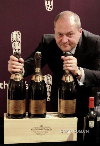 蘇富比亞洲區(qū)洋酒部主管樓柏禮(Robert Sleigh)及凱歌酒莊(Veuve Clicquot)直遞1921、1929及1947年珍罕歷史性年份香檳。