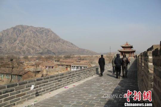 圖為雞鳴驛的城墻，遠(yuǎn)眺為雞鳴山。