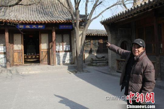 圖為85歲得王緒老人指著文昌宮的正殿對(duì)記者介紹說(shuō)，“雞鳴驛是國(guó)家的文物，一定要保護(hù)好”。