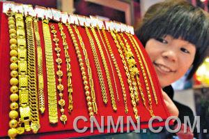 1月30日，山東聊城市一家大型商場金店的工作人員在展示黃金手鏈。