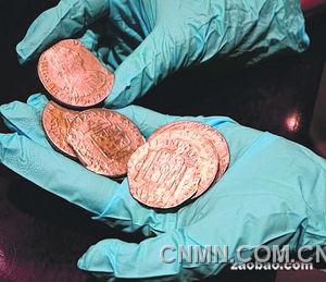 和“圣母號”一起在1804年沉入海底的金銀幣共有近60萬枚。（路透社）