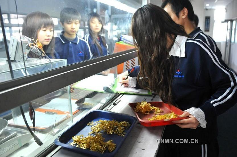黃金原料的領(lǐng)料稱重。