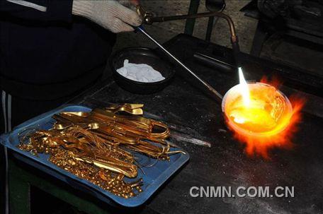對黃金原料進行回爐熔化，鑄成需要的材料金條。
