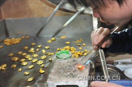 部分需要焊接、粘合的黃金飾品。
