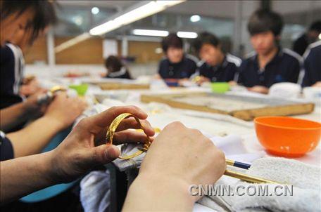 手鐲的最后工序“拋光與壓光”。
