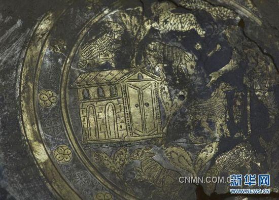 這是在克羅地亞溫科夫齊市博物館展出的新近出土的一件鍍金銀盤(pán)（3月29日攝）。