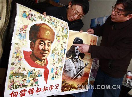 3月1日，房冠龍（左）向來(lái)訪的客人介紹自己最近添置的兩件藏品。