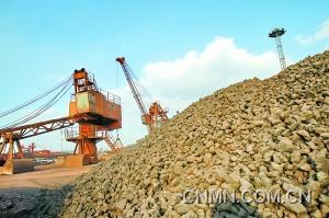 2012年2月2日，江蘇南通港口集團江海分公司正在裝運出口稀土礦石。