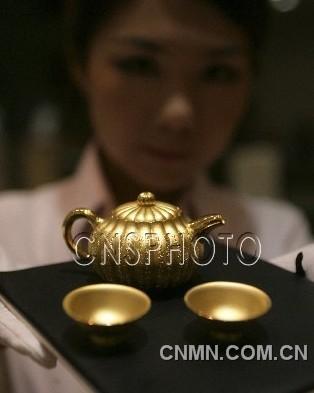 7月11日，“故宮心經(jīng)錦囊壺”和“心經(jīng)金碗”正式亮相北京菜百。由故宮博物院與國(guó)金黃金集團(tuán)聯(lián)合出品的此套“品茶”器皿，采用999純黃金的傳統(tǒng)制金工藝和現(xiàn)代工藝制成。“故宮心經(jīng)錦囊壺”重260克，首次以故宮館藏珍品“乾隆·綠漆地描金瓜棱壺”為原型，精工創(chuàng)造。“心經(jīng)金碗”重25克，刻有《般若波羅蜜心經(jīng)》，共268個(gè)字。