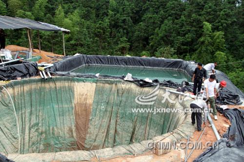 執(zhí)法人員對非法稀土礦點用炸藥進行搗毀