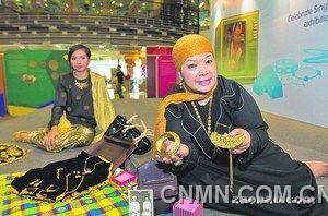 頌賽依德（右）年輕時便開始收藏馬來金飾，黃金對她來說是財富的象征，也可作為傳家之寶，代代相傳。
