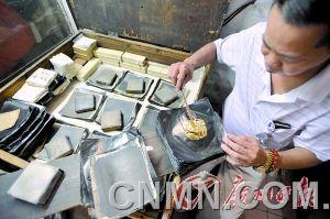 經(jīng)過打壓的金箔需要烏金紙包著放進爐里烘干。