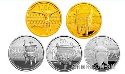 　　8月31日，中國人民銀行將發(fā)行中國青銅器金銀紀(jì)念幣(第一組)一套。該套紀(jì)念幣共5枚，其中金幣2枚、銀幣3枚，均為國家法定貨幣，由中國金幣總公司總經(jīng)銷。該紀(jì)念幣預(yù)計將于9月中旬亮相沈城。