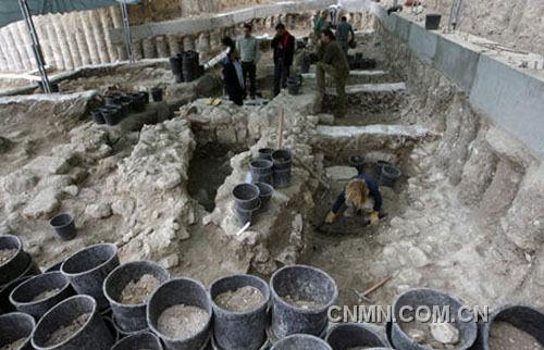 12月22日，工作人員在以色列耶路撒冷老城南墻外的考古挖掘現(xiàn)場忙碌