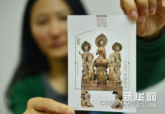 6月14日，浙江郵票公司的工作人員展示《金銅佛造像》特種郵票小型張“隋·銅鎏金佛教造像”。