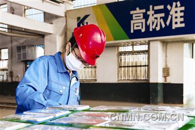 豫光鋅業(yè)質(zhì)檢員正在查驗(yàn)鋅錠外觀。