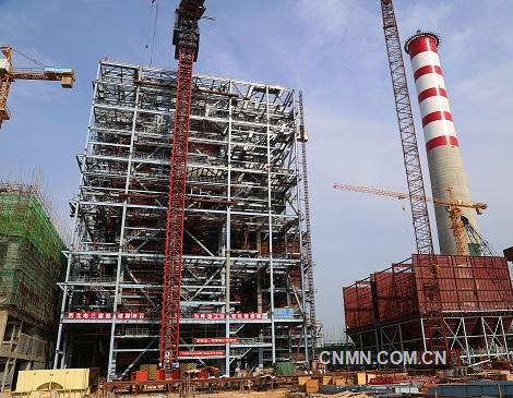 圖為項(xiàng)目發(fā)電廠鍋爐和煙囪高聳入云，預(yù)計(jì)年底前發(fā)電。黃家碧  攝 圖2