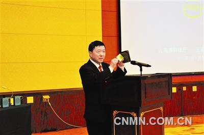 云南冶金集團(tuán)董事長(zhǎng)田永現(xiàn)場(chǎng)演示發(fā)布成果。