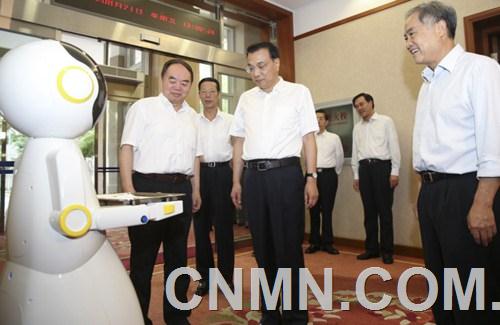 這位送餐小哥可不是什么勞模代表，而是一臺(tái)我國自主研發(fā)的智能送餐機(jī)器人。當(dāng)天下午，國務(wù)院第一次專題講座開講，主題是“先進(jìn)制造與3D打印”。和機(jī)器人一同出現(xiàn)在中南海的還有由3D打印技術(shù)制造的航天部件、醫(yī)療器械等。