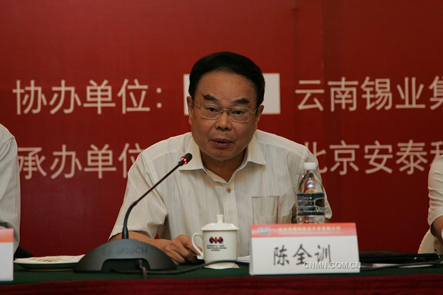 國(guó)務(wù)院參事、協(xié)會(huì)會(huì)長(zhǎng)、黨委書記陳全訓(xùn)作了題為＜發(fā)展區(qū)域礦山  探索中國(guó)特色礦業(yè)發(fā)展道路＞主題報(bào)告。