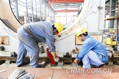 近日，在銅陵有色沙溪銅礦建設(shè)中，銅冠建安安裝公司承擔(dān)了磨浮車間兩臺(tái)大型設(shè)備的安裝。其中，半自磨機(jī)直徑8．5米、凈重709噸，球磨機(jī)直徑6．2米、凈重832噸，均是銅陵有色磨浮系統(tǒng)中最大的設(shè)備。半自磨機(jī)自7月底開始安裝，目前正在安裝半自磨機(jī)主軸底座，間距在7．6米的兩個(gè)底座間橫向中間線安裝誤差不能超過1毫米，安裝精度要求極高。為確保精確度，該公司職工在安裝底座中反復(fù)檢測(cè)，不斷調(diào)整，全力按設(shè)計(jì)要求做好施工。