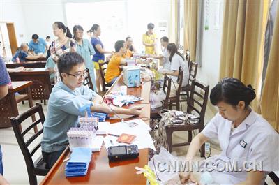 為響應江西省獻血辦、江西省血液中心《關于組織公民義務獻血通知》的號召，南昌硬質(zhì)合金有限責任公司近日組織職工進行無償義務獻血活動。此次義務獻血活動共有來自各生產(chǎn)單位、職能部門50余位愛心獻血者參加，成功獻血者達45人，短短半天時間共獻血12000余毫升。