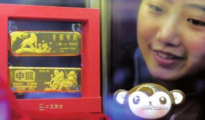 猴年賀歲金條提前開搶市場(chǎng)，在國(guó)際金價(jià)同比大幅下挫的背景下，今年的賀歲金條價(jià)格要便宜很多。昨天，中國(guó)黃金旗艦店首發(fā)七大系列猴年賀歲貴金屬產(chǎn)品，包括金條、金章、對(duì)聯(lián)等，其中“猴年大吉”、“金猴傳世”、“猴年對(duì)聯(lián)”產(chǎn)品均以稀缺高純金Au99.999為原料。
