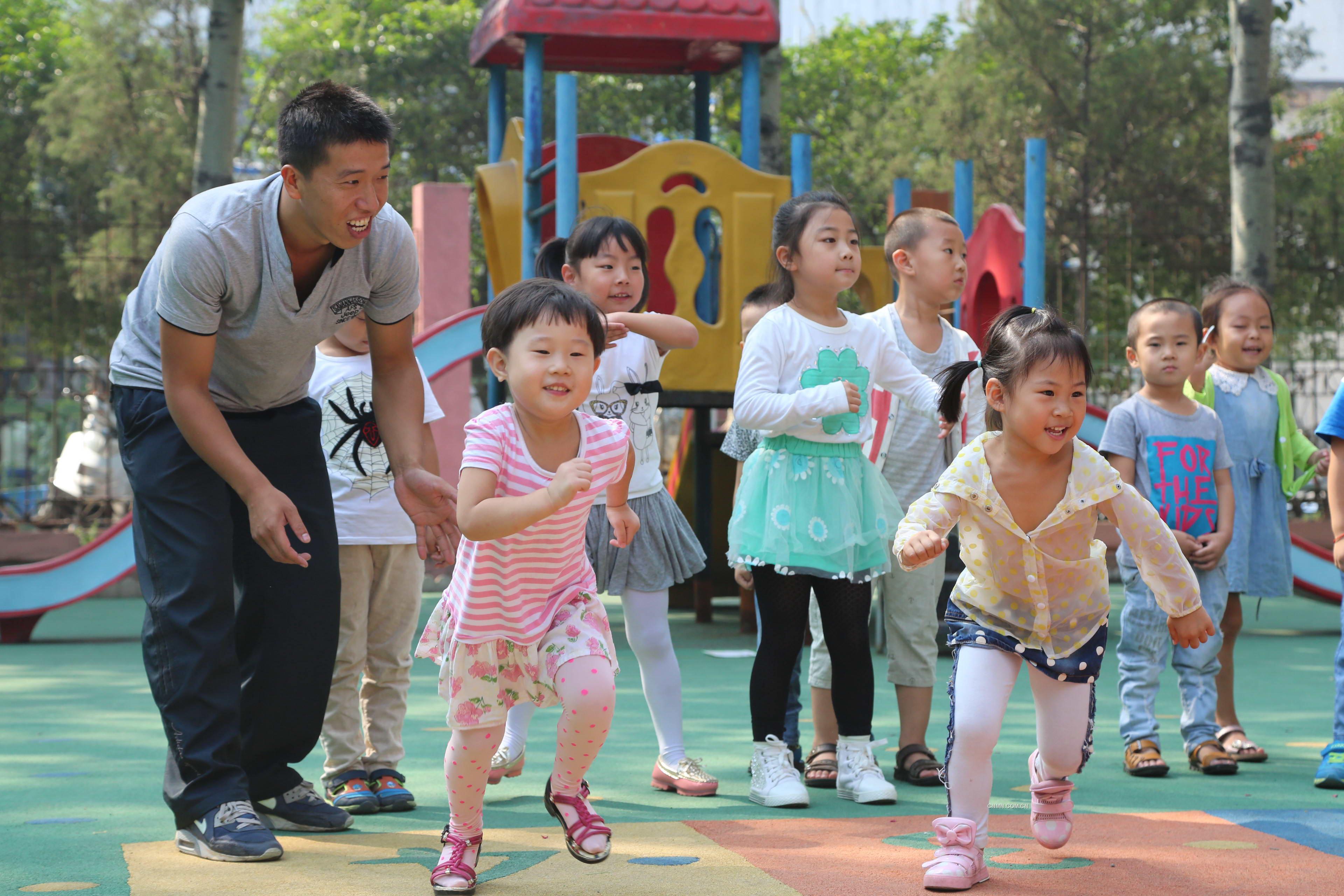 又是一年教師節(jié)，即將到來的教師節(jié)將是原濤作為男幼兒教師度過的第三個教師節(jié)。談及這兩年的幼教經(jīng)歷，原濤介紹道，從最初的親朋好友的不理解，到現(xiàn)在大家的支持，而且小朋友們和他相處的已經(jīng)無話不說了。