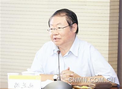按照國資委直屬機關(guān)黨委的部署和中國有色金屬工業(yè)協(xié)會“三嚴三實”專題教育安排，9月7日上午，有色協(xié)會舉辦專題輔導(dǎo)講座，邀請十二屆全國政協(xié)委員、全國政協(xié)社會和法制委員會副主任施芝鴻作《全面認識和把握以習(xí)近平同志為總書記的黨中央治國理政的總思路總布局》的輔導(dǎo)報告。報告會由國務(wù)院參事、中國有色金屬工業(yè)協(xié)會會長陳會訓(xùn)主持。