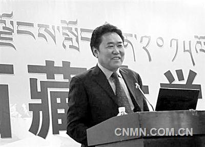  適逢西藏自治區(qū)50歲生日，記者在拉薩見到了多吉，作為我國首位中國工程院藏族院士，也是西藏地區(qū)唯一一位院士，多吉院士已從地質(zhì)勘探一線退居12年，一直從事地質(zhì)相關的管理工作，目前是自治區(qū)人大常委會副主任兼任自治區(qū)國土資源廳總工程師。