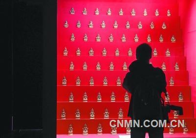 明天是故宮博物院90歲的生日，“揭秘”成為其為公眾準(zhǔn)備的一份厚禮：一度被傳為靈異事件高發(fā)區(qū)的“后宮”，即慈寧宮和壽康宮領(lǐng)銜的西路區(qū)域?qū)?對外開放，故宮首座開放的佛堂也在其中；宮里歲數(shù)最小的寶蘊(yùn)樓將回溯故宮寶貝南遷北返往事；午門—雁翅樓將聯(lián)合重現(xiàn)帝后過壽的盛景，連乾隆給母親過壽的菜 單都被翻騰出來了；東華門揭秘最徹底，用科技和文物講述故宮是如何搭建的。