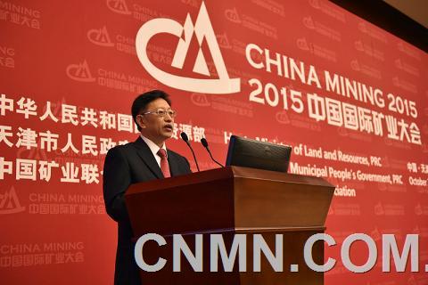 “世界經濟仍處于深度調整期，我國經濟下行壓力仍然較大，黃金行業(yè)資金壓力、成本壓力、效益壓力不斷加大。”在10月22日召開的2015中國國際礦業(yè)大會礦業(yè)高層發(fā)展論壇上，中國黃金集團公司總經理、黨委書記，中國黃金協(xié)會會長宋鑫如是說。