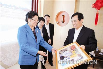 顧秀蓮在看自己2007年來金川集團(tuán)時(shí)所拍攝的照片