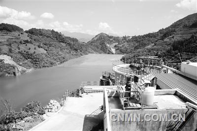 馬關(guān)縣都龍礦區(qū)萬龍山尾礦庫旁、正在滿負(fù)荷運(yùn)行的云南華聯(lián)鋅銦公司尾礦廢水砷和氟化物治理技術(shù)示范工程。