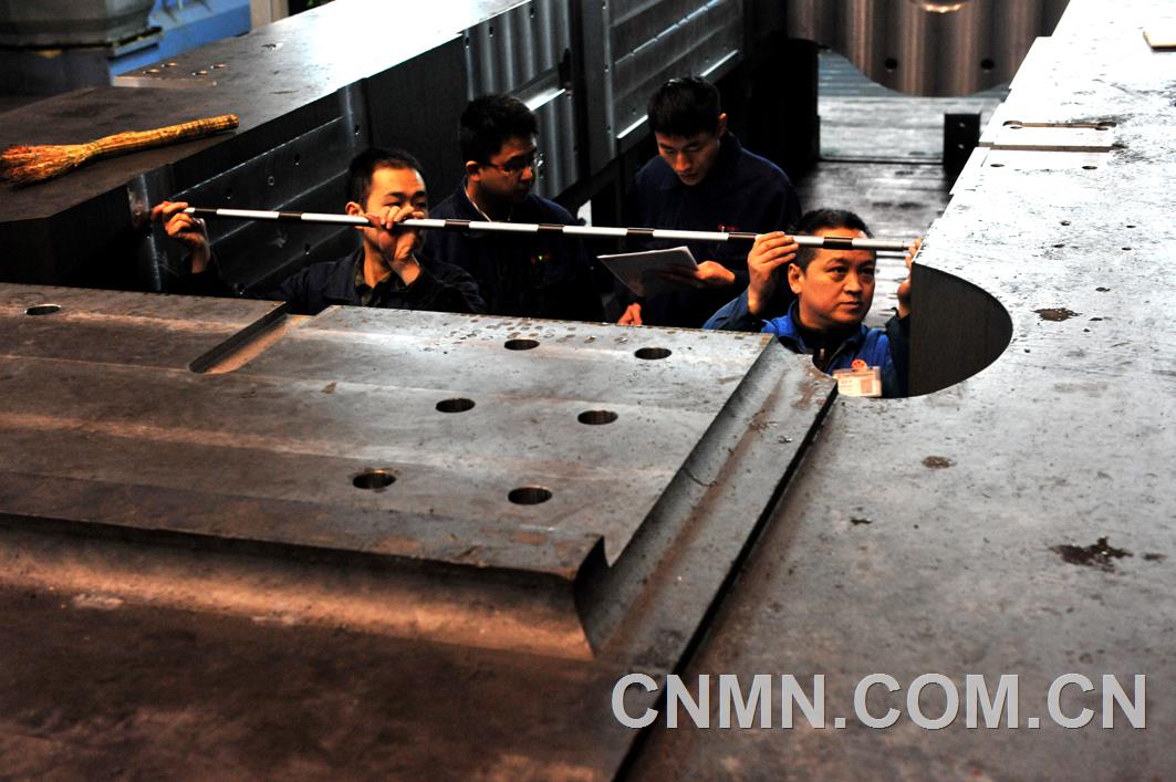 大工匠譚志強(qiáng)在測(cè)量活件 雷正道攝
