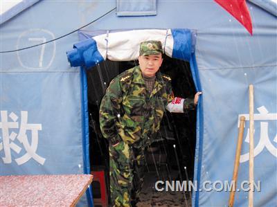 2010年4月，尹磊在玉樹抗震救災(zāi)中。
