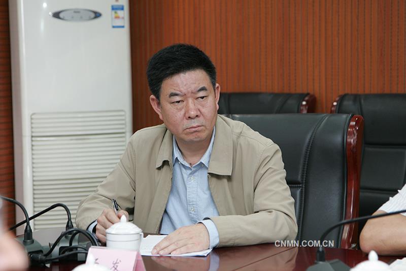 新任職的云錫控股公司黨委委員、黨委常委、工會(huì)主席候選人湯發(fā)作表態(tài)發(fā)言。