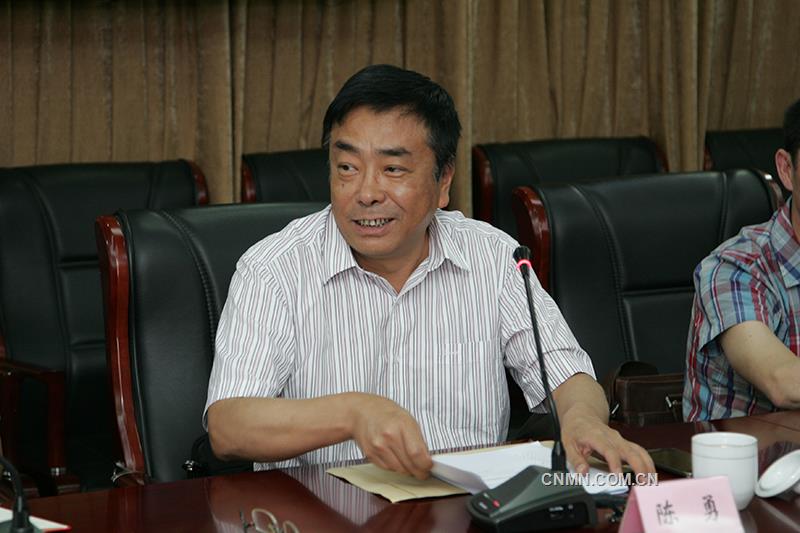 云南省國資委企業(yè)領(lǐng)導(dǎo)人員管理處陳勇處長(zhǎng)宣布省國資委黨委的任職文件。