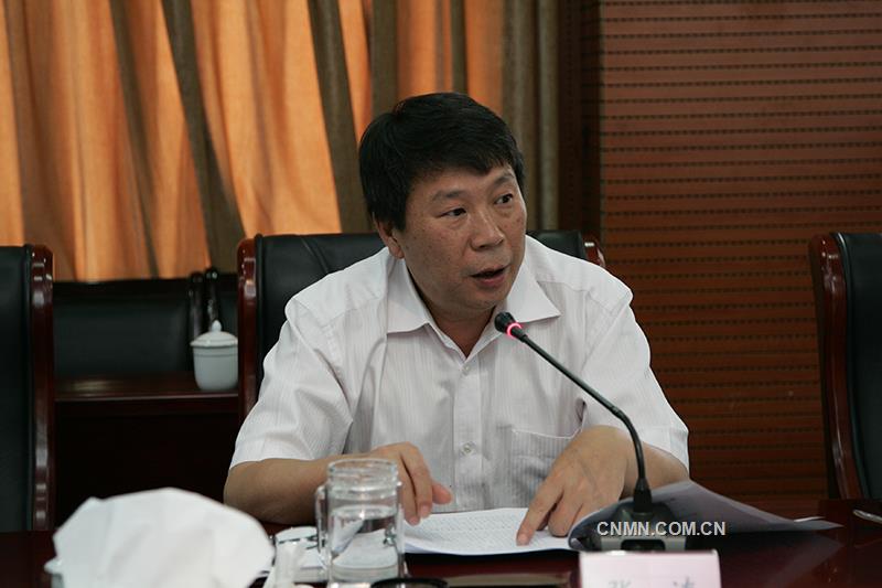 云錫控股公司黨委書記、董事長(zhǎng)張濤主持會(huì)議，并代表領(lǐng)導(dǎo)班子發(fā)言。