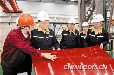 中鋁公司董事長(zhǎng)、黨組書記葛紅林在西南鋁考察汽車用鋁板項(xiàng)目。