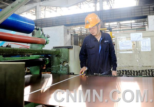 圖為洛銅銅板帶廠員工在測(cè)量新能源汽車(chē)用銅帶材。汪恒玉攝_副本