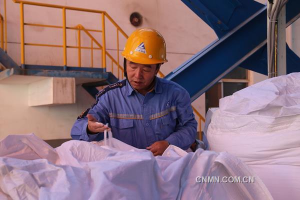 圖為質(zhì)檢人員正在查看生產(chǎn)出來(lái)的產(chǎn)品_副本