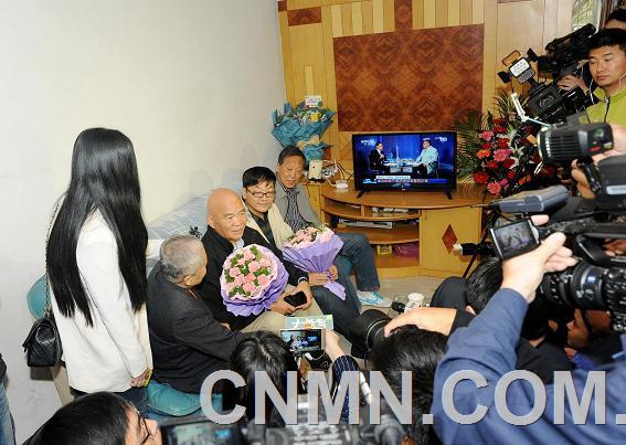圖為各路媒體記者在陳冬父親陳樹(shù)林家采訪。