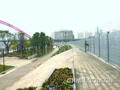 流通巷漢江邊武漢市首段拼裝式防洪墻長(zhǎng)218米。